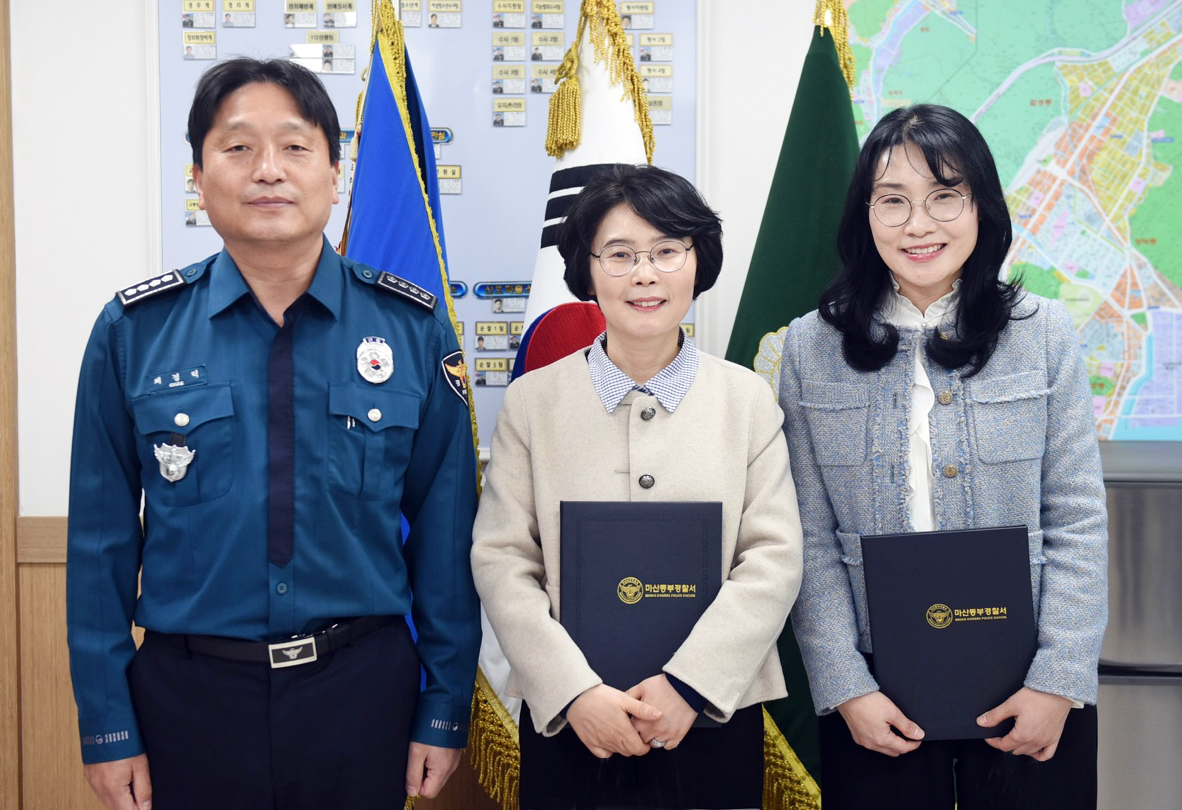 ▲BNK경남은행 봉암동지점 직원 2명이 마산동부경찰서 채경덕 서장으로부터 감사장을 받은 뒤 기념촬영을 하고 있다. (사진제공=BNK경남은행 )