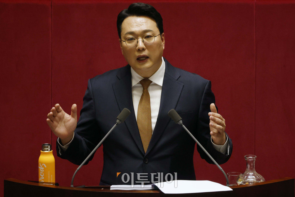 ▲15일 서울 여의도 국회 본회의에서 윤석열·김건희에 의한 내란·외환 및 국정농단 행위의 진상규명을 위한 특별검사 임명 등에 관한 법률안과 관련해 천하람 개혁신당 원내대표가 무제한토론(필리버스터)을 하고 있다. 고이란 기자 photoeran@