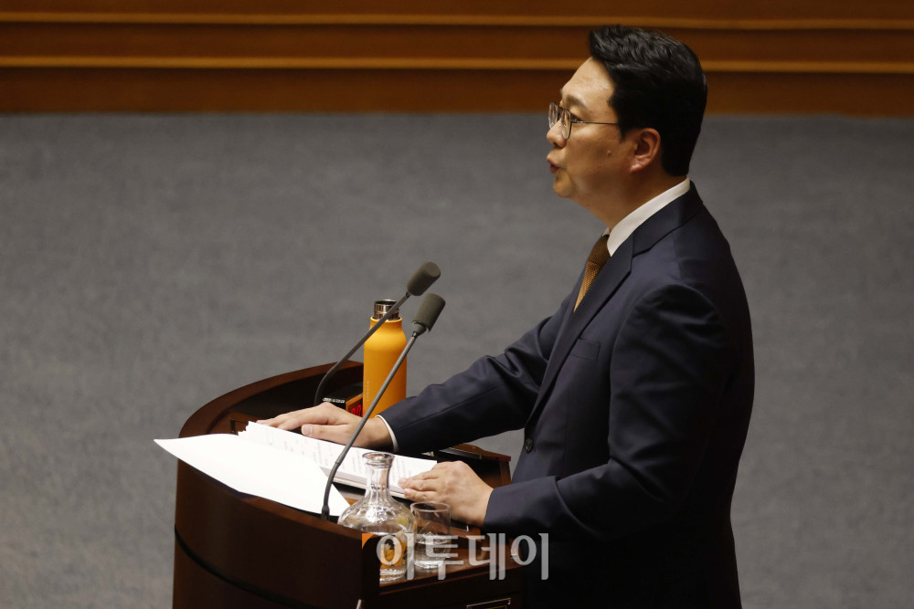 ▲15일 서울 여의도 국회 본회의에서 윤석열·김건희에 의한 내란·외환 및 국정농단 행위의 진상규명을 위한 특별검사 임명 등에 관한 법률안과 관련해 천하람 개혁신당 원내대표가 무제한토론(필리버스터)을 하고 있다. 고이란 기자 photoeran@