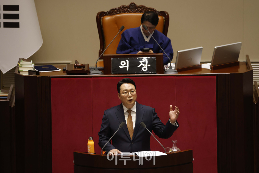 ▲15일 서울 여의도 국회 본회의에서 윤석열·김건희에 의한 내란·외환 및 국정농단 행위의 진상규명을 위한 특별검사 임명 등에 관한 법률안과 관련해 천하람 개혁신당 원내대표가 무제한토론(필리버스터)을 하고 있다. 고이란 기자 photoeran@