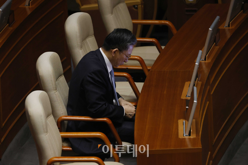 ▲정성호 법무부 장관이 15일 서울 여의도 국회 본회의에서 윤석열·김건희에 의한 내란·외환 및 국정농단 행위의 진상규명을 위한 특별검사 임명 등에 관한 법률안과 관련해 천하람 개혁신당 원내대표가 무제한토론(필리버스터) 하는 것을 듣고 있다. 고이란 기자 photoeran@