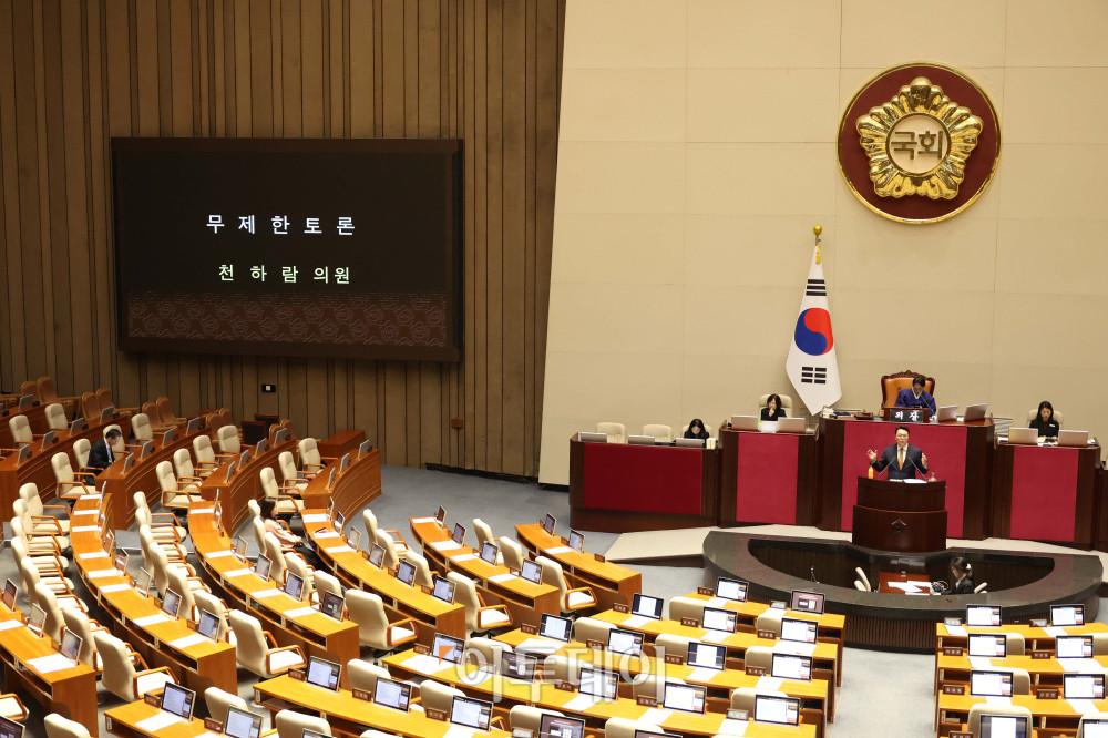 ▲15일 서울 여의도 국회 본회의에서 윤석열·김건희에 의한 내란·외환 및 국정농단 행위의 진상규명을 위한 특별검사 임명 등에 관한 법률안과 관련해 천하람 개혁신당 원내대표가 무제한토론(필리버스터)을 하고 있다. 고이란 기자 photoeran@