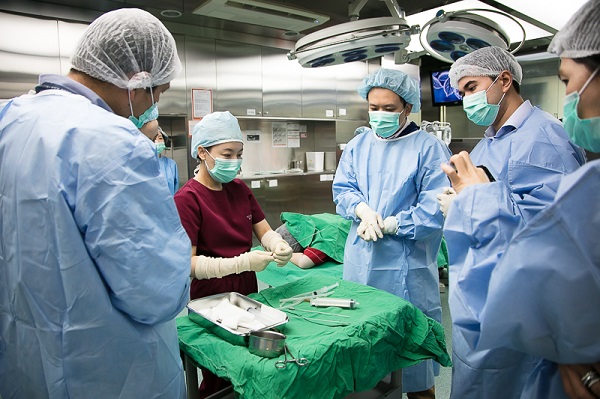 ▲지방흡입주사 람스(LAMS)를 지도하고 있는 김정은 365mc올뉴강남본점 대표원장. (365mc)