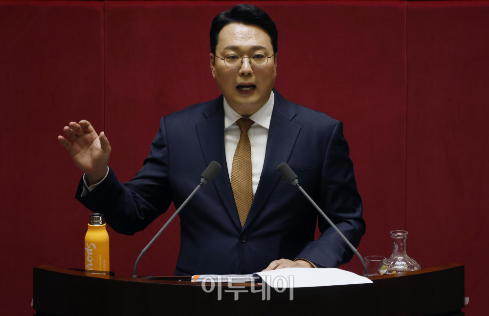 ▲15일 서울 여의도 국회 본회의에서 윤석열·김건희에 의한 내란·외환 및 국정농단 행위의 진상규명을 위한 특별검사 임명 등에 관한 법률안과 관련해 천하람 개혁신당 원내대표가 무제한토론(필리버스터)을 하고 있다. 고이란 기자 photoeran@