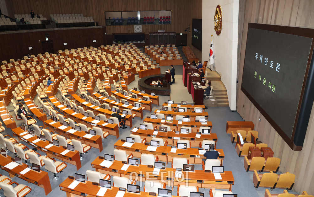 ▲15일 서울 여의도 국회 본회의에서 윤석열·김건희에 의한 내란·외환 및 국정농단 행위의 진상규명을 위한 특별검사 임명 등에 관한 법률안과 관련해 천하람 개혁신당 원내대표가 무제한토론(필리버스터)을 하고 있다. 고이란 기자 photoeran@