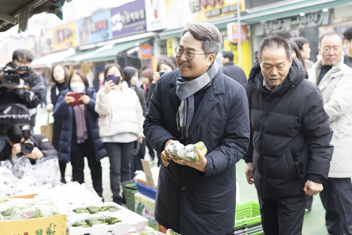 ▲김동연 경기도지사가 폭설 피해 복구 공사가 진행 중인 의왕 도깨비시장을 찾아 상인과 대화를 나누며 현장을 점검하고 있다. (경기도)