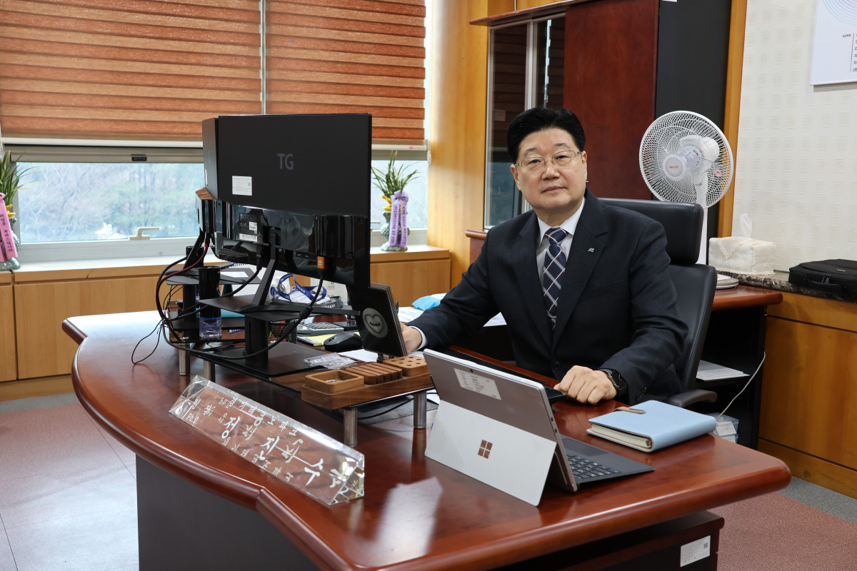 ▲경기테크노파크 정진수 원장이 15일 취임 1주년을 맞아 사무실에서 포즈를 취하고 있다.  (경기테크노파크)