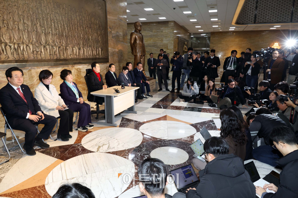 ▲장동혁 국민의힘 대표가 15일 서울 여의도 국회 로텐더홀 제헌국회의원상 앞에서 통일교 게이트·공천 헌금 의혹 등 이른바 '쌍특검법' 수용을 촉구하며 단식 농성에 돌입하고 있다. 고이란 기자 photoeran@