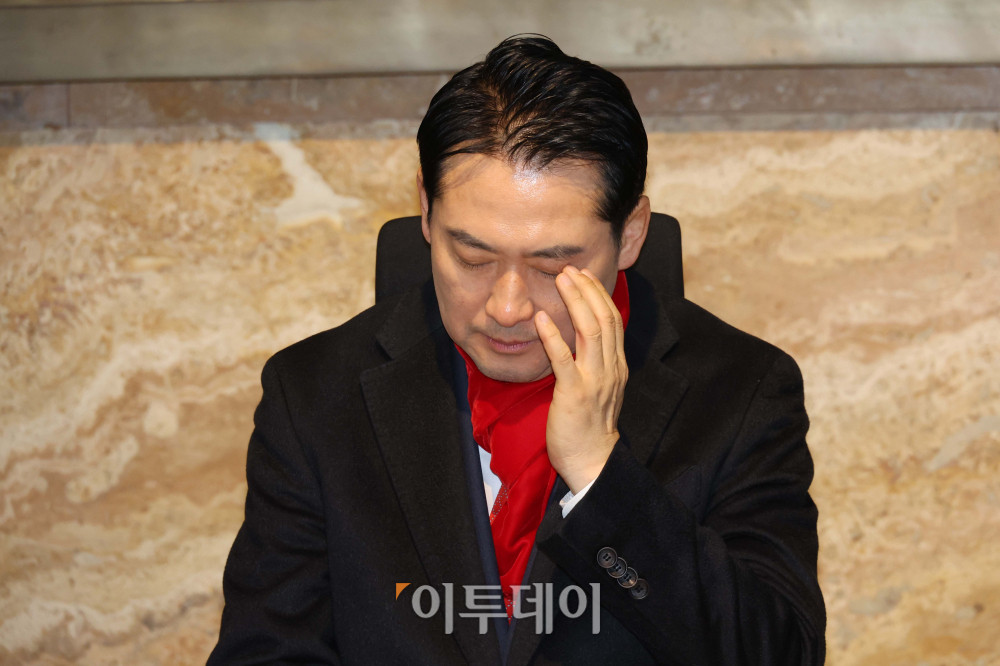 ▲장동혁 국민의힘 대표가 15일 서울 여의도 국회 로텐더홀 제헌국회의원상 앞에서 통일교 게이트·공천 헌금 의혹 등 이른바 '쌍특검법' 수용을 촉구하며 단식 농성에 돌입하고 있다. 고이란 기자 photoeran@