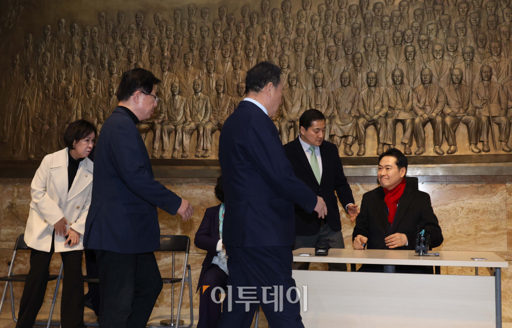 ▲장동혁 국민의힘 대표가 15일 서울 여의도 국회 로텐더홀 제헌국회의원상 앞에서 통일교 게이트·공천 헌금 의혹 등 이른바 '쌍특검법' 수용을 촉구하며 단식 농성에 돌입하자 동료의원들의 격려를 받고 있다. 고이란 기자 photoeran@