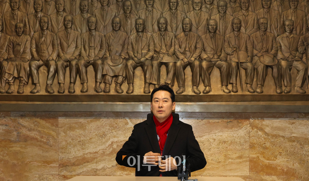 ▲장동혁 국민의힘 대표가 15일 서울 여의도 국회 로텐더홀 제헌국회의원상 앞에서 통일교 게이트·공천 헌금 의혹 등 이른바 '쌍특검법' 수용을 촉구하며 단식 농성에 돌입하고 있다. 고이란 기자 photoeran@