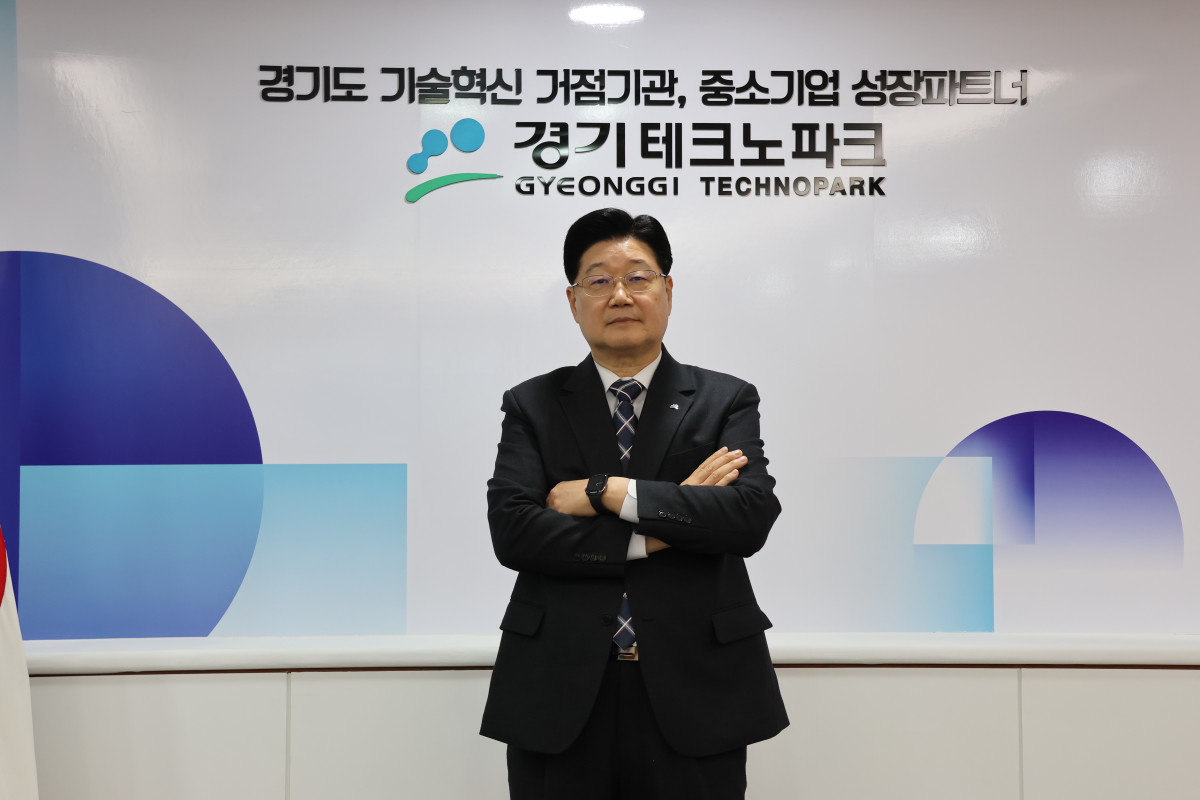 ▲경기테크노파크 정진수 원장이 15일 취임 1주년을 맞아 포즈를 취하고 있다.  (경기테크노파크)