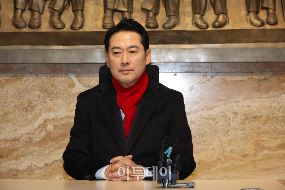 ▲장동혁 국민의힘 대표가 15일 서울 여의도 국회 로텐더홀 제헌국회의원상 앞에서 통일교 게이트·공천 헌금 의혹 등 이른바 '쌍특검법' 수용을 촉구하며 단식 농성에 돌입하고 있다. 고이란 기자 photoeran@