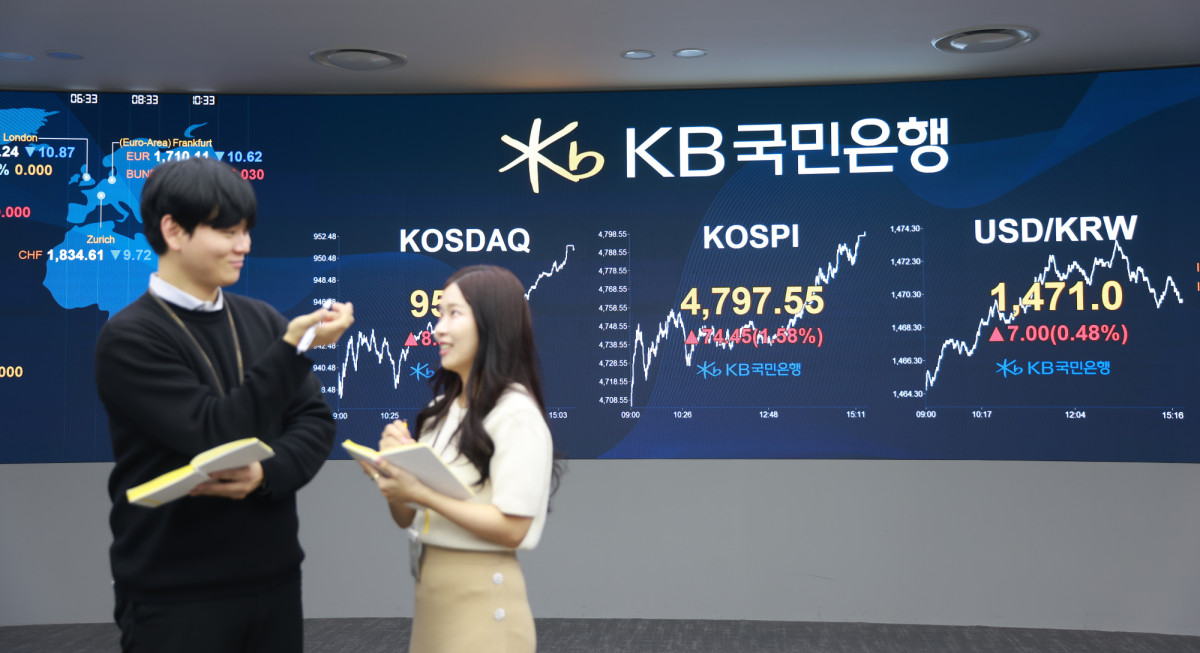 ▲15일 코스피 지수가 10거래일 연속 상승하며 4797.55로 마감한 가운데 KB국민은행 딜링룸에 주요 지수가 표시되고 있다.  (사진제공=KB국민은행)