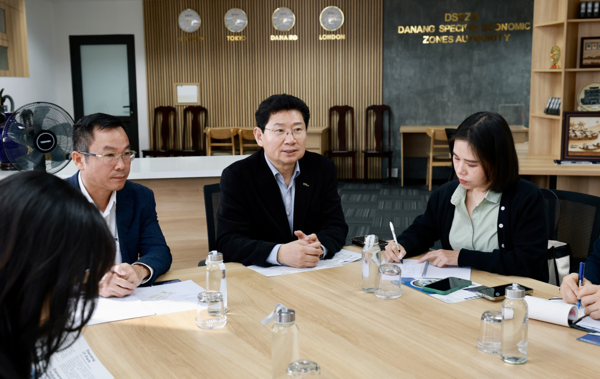 ▲15일(현지시각) 이상일 용인특례시장(가운데)이 베트남 다낭 하이테크파크 산업단지에서 응우옌 꽁 띠엔 관리위원회 부위원장(왼쪽)과 산업단지 운영 현황을 논의하고 있다 (용인특례시)