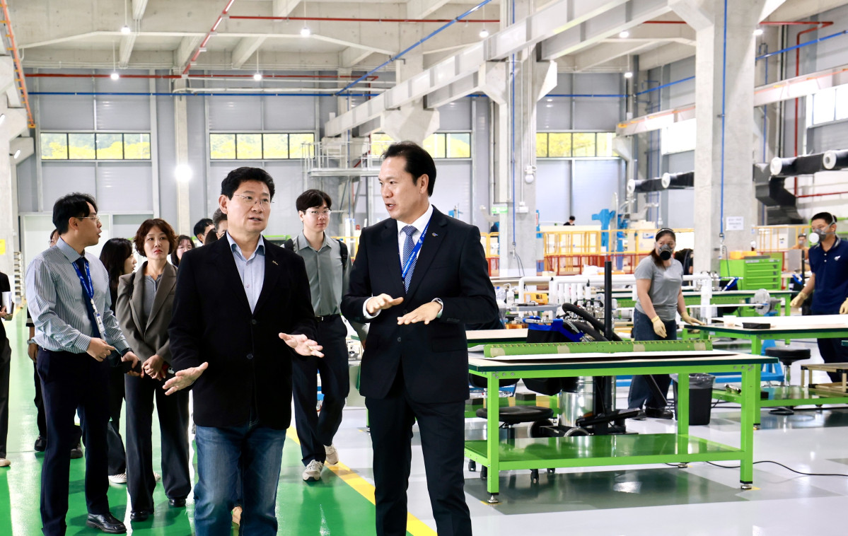 ▲15일(현지시각) 이상일 용인특례시장(가운데 왼쪽)이 다낭 하이테크파크에 입주한 한국 기업 KP Aerospace Vietnam의 항공우주 부품 생산시설을 둘러보며 이재춘 대표(가운데 오른쪽)로부터 설명을 듣고 있다.  (용인특례시)