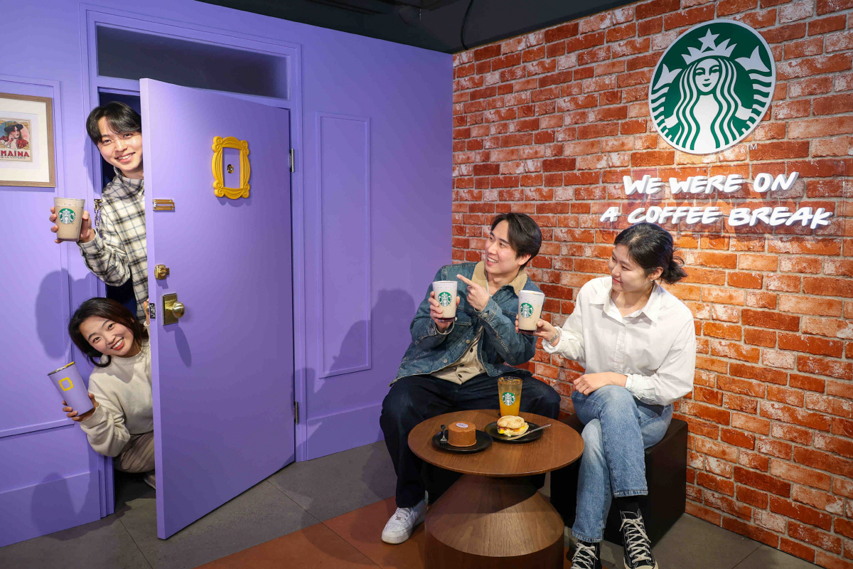 ▲프렌즈 팝업 스토어에 있는 '모니카의 대문'에서 모델들이 포즈를 취하고 있다.  (사진제공 스타벅스코리아)