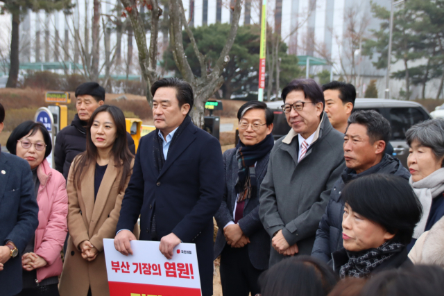 ▲박형준 부산시장과 국민의힘 정동만 의원은 15일 부산 도시철도 정관선 예비타당성 조사를 앞두고 세종특별자치시 한국개발연구원(KDI)을 찾아 예타 통과를 촉구했다 (사진제공=정동만 국회의원실)