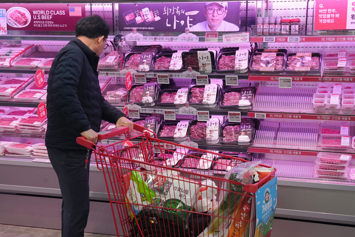 ▲15일 서울시 중구에 위치한 롯데마트 제타플렉스 서울역점 축산 코너에서 최강록 셰프 협업 상품을 보고있는 고객의 모습 (사진제공=롯데쇼핑)