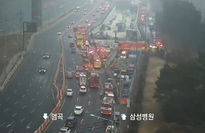 ▲강남 구룡마을 화재…25가구 이재민·양재대로 일부 통제 [종합], 강남 ‘마지막 판자촌’ 구룡마을 화재…양재대로 구룡터널 인근 하위 차로 통제, 서울 관악구와 서초구·동작구·경기 과천시에도 연기 유입…안전재난문자 발송 (출처=서울특별시 교통정보센터 홈페이지)