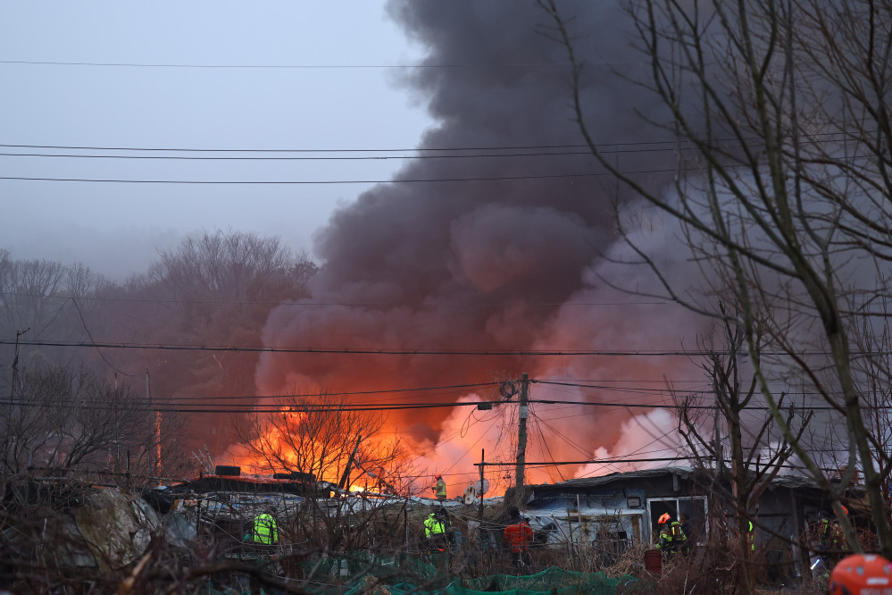 ▲16일  화재가 발생한 서울 개포동 구룡마을에 불길이 보이고 있다.  강남 구룡마을 화재…25가구 이재민·양재대로 일부 통제 [종합], 강남 ‘마지막 판자촌’ 구룡마을 화재…양재대로 구룡터널 인근 하위 차로 통제, 서울 관악구와 서초구·동작구·경기 과천시에도 연기 유입…안전재난문자 발송 (뉴시스)