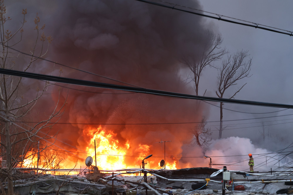 ▲16일  화재가 발생한 서울 개포동 구룡마을에서 소방대원들이 진화작업을 하고 있다.  (뉴시스)