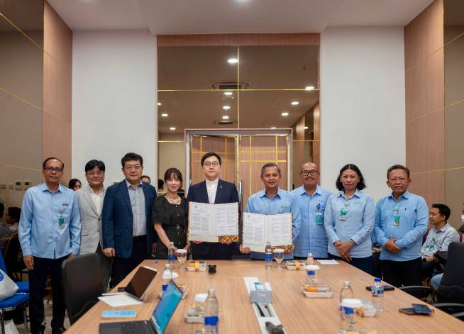 ▲김경남(왼쪽에서 세 번쨰) 웨이센 대표와 국제성모병원 및 응우라 국립중앙종합병원 관계자들이 기념사진을 찍고 있다. (사진제공=웨이센)