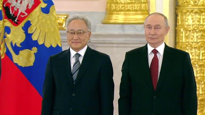 ▲블라디미르 푸틴 러시아 대통령과 이석배 주러대사. (연합뉴스)