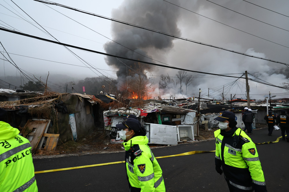 ▲강남 구룡마을 화재…25가구 이재민·양재대로 일부 통제 [종합], 강남 ‘마지막 판자촌’ 구룡마을 화재…양재대로 구룡터널 인근 하위 차로 통제, 서울 관악구와 서초구·동작구·경기 과천시에도 연기 유입…안전재난문자 발송 (뉴시스)