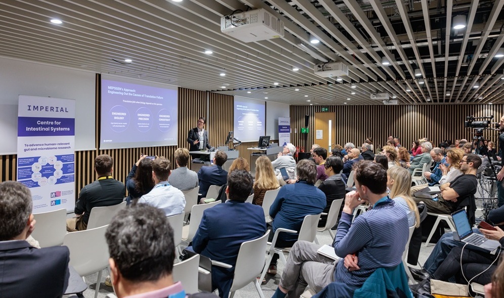 ▲김용태 멥스젠 대료가 임페리얼 칼리지 런던 CIS 개소식에서 강연을 진행하고 있다. (사진제공=멥스젠)