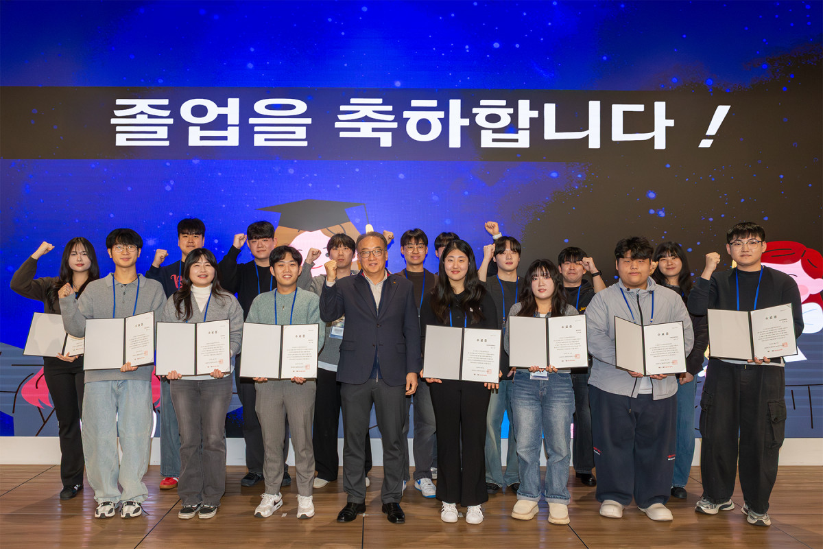 ▲KT디지털인재장학생들과 KT ESG경영추진실장 오태성 상무(첫째 줄 왼쪽 네 번째)가 성과공유회 후 기념 촬영을 하고 있다. (사진제공=KT)