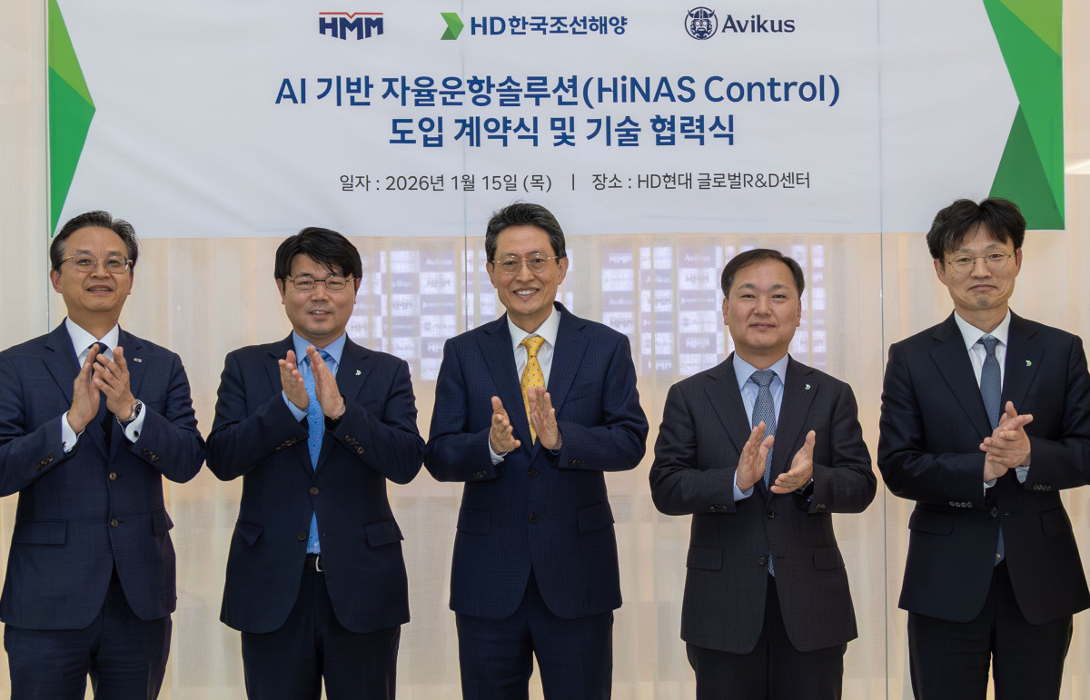 ▲15일 판교 HD현대 글로벌R&D센터(GRC)에서 진행된 ‘AI기반 자율운항 솔루션 도입 계약 및 기술협력식’에서 (왼쪽부터)이정엽 HMM 부사장, 강재호 아비커스 대표, 최원혁 HMM 대표, 김형관 HD한국조선해양 대표, 임도형 아비커스 대표가 기념촬영을 하고 있다. (자료제공=HMM)