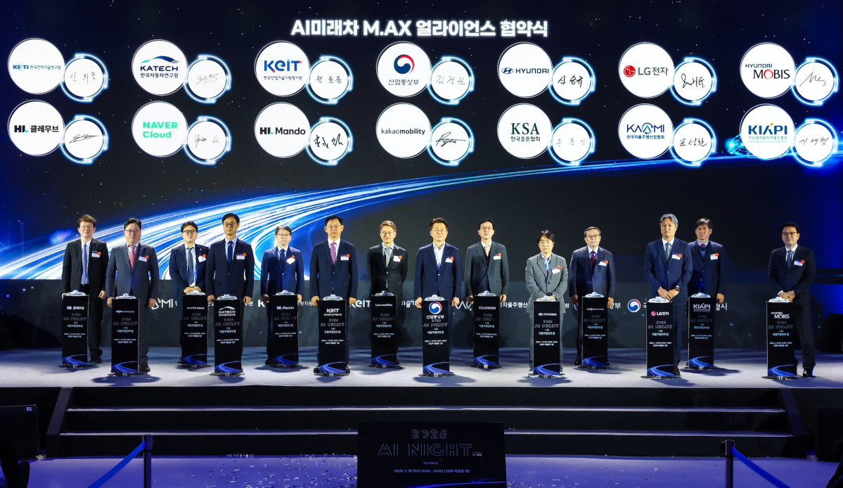 ▲류긍선 카카오모빌리티 대표(왼쪽에서 일곱 번째)가 15일 서울 동대문디자인플라자(DDP)에서 열린 ‘AI 미래차 M.AX 얼라이언스’ 협약식에 참석해 기념사진을 찍고 있다.  (사진제공=카카오모빌리티)
