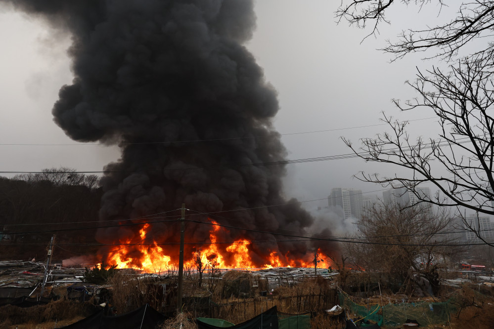 ▲16일  화재가 발생한 서울 개포동 구룡마을에 불길이 보이고 있다.  (뉴시스)