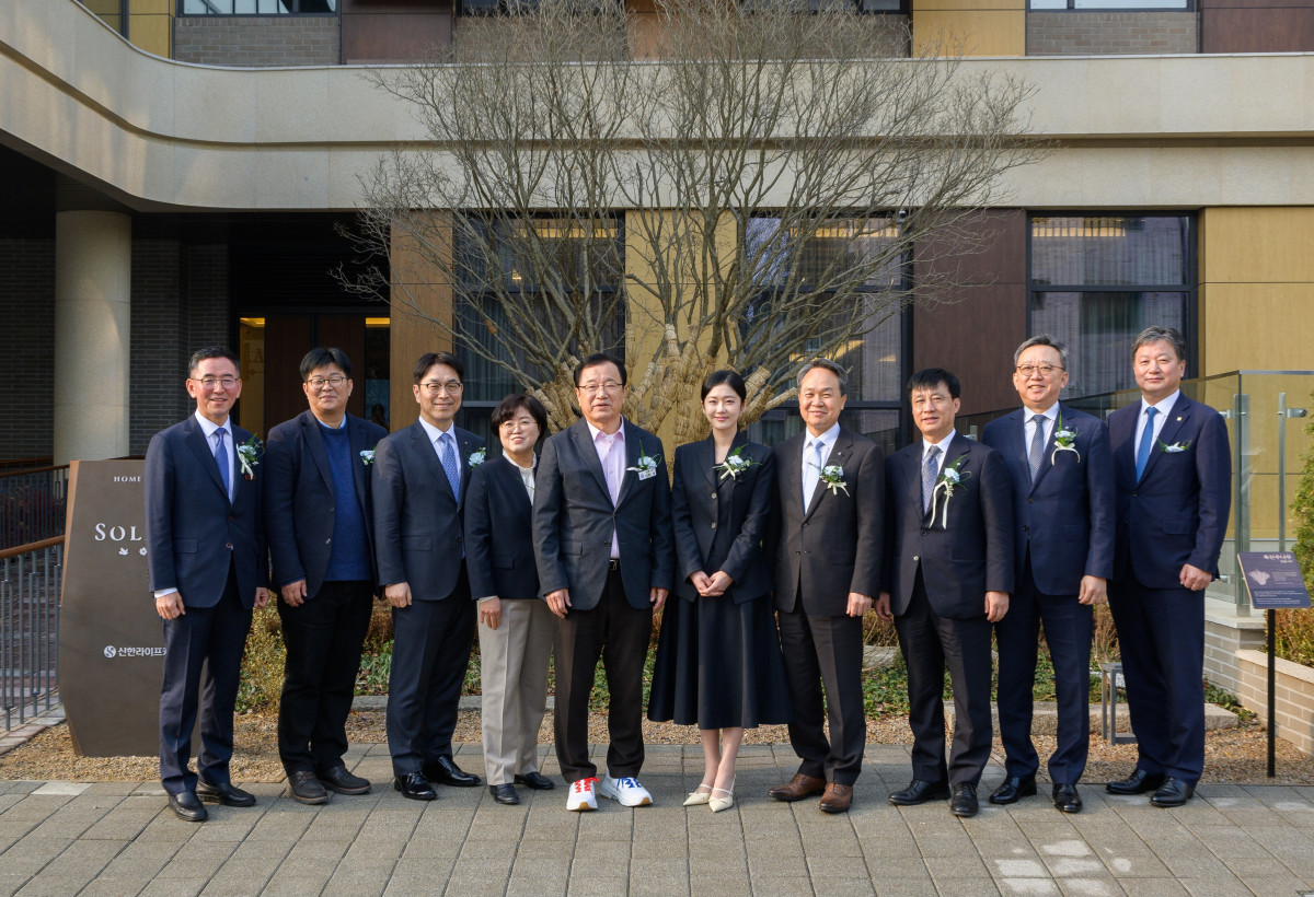 ▲15일 열린 신한라이프케어의 쏠라체 홈 미사 오픈 기념식에서 이현재 하남시장(왼쪽에서 다섯 번째), 진옥동 신한금융그룹회장(오른쪽에서 네 번째), 김철주 생명보험협회장(오른쪽에서 세 번째)이 주요 내외빈과 함께 기념 촬영을 하고 있다. (제공 신한라이프)