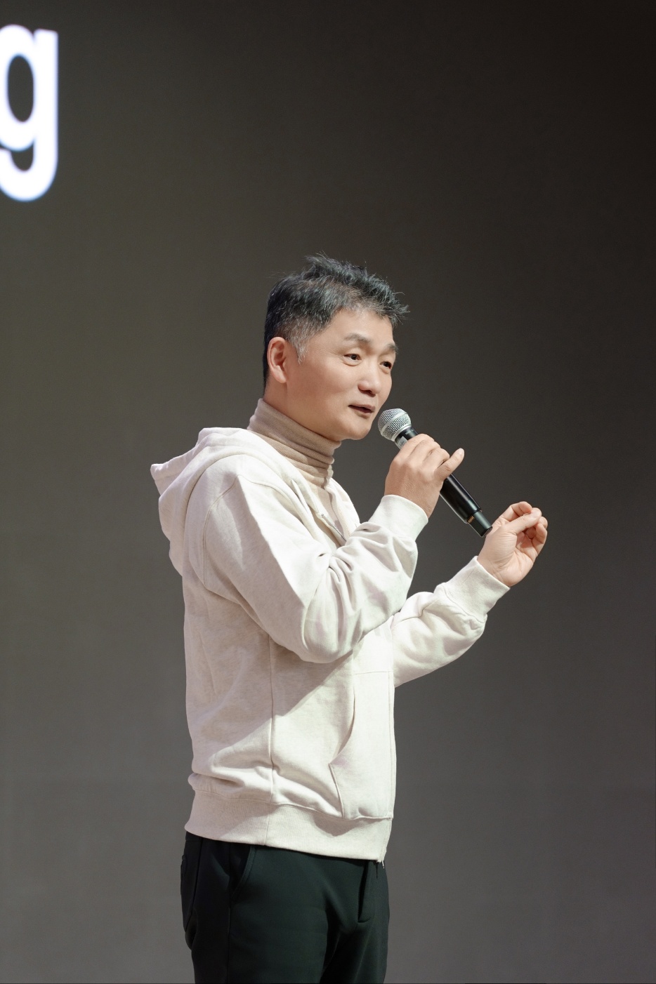 ▲김범수 카카오 미래이니셔티브센터장이 15일 경기도 용인시 카카오 AI캠퍼스에서 진행 중인 2026년 그룹 신입 공채 교육 현장을 방문해 인사말을 하고 있다. (사진제공=카카오)