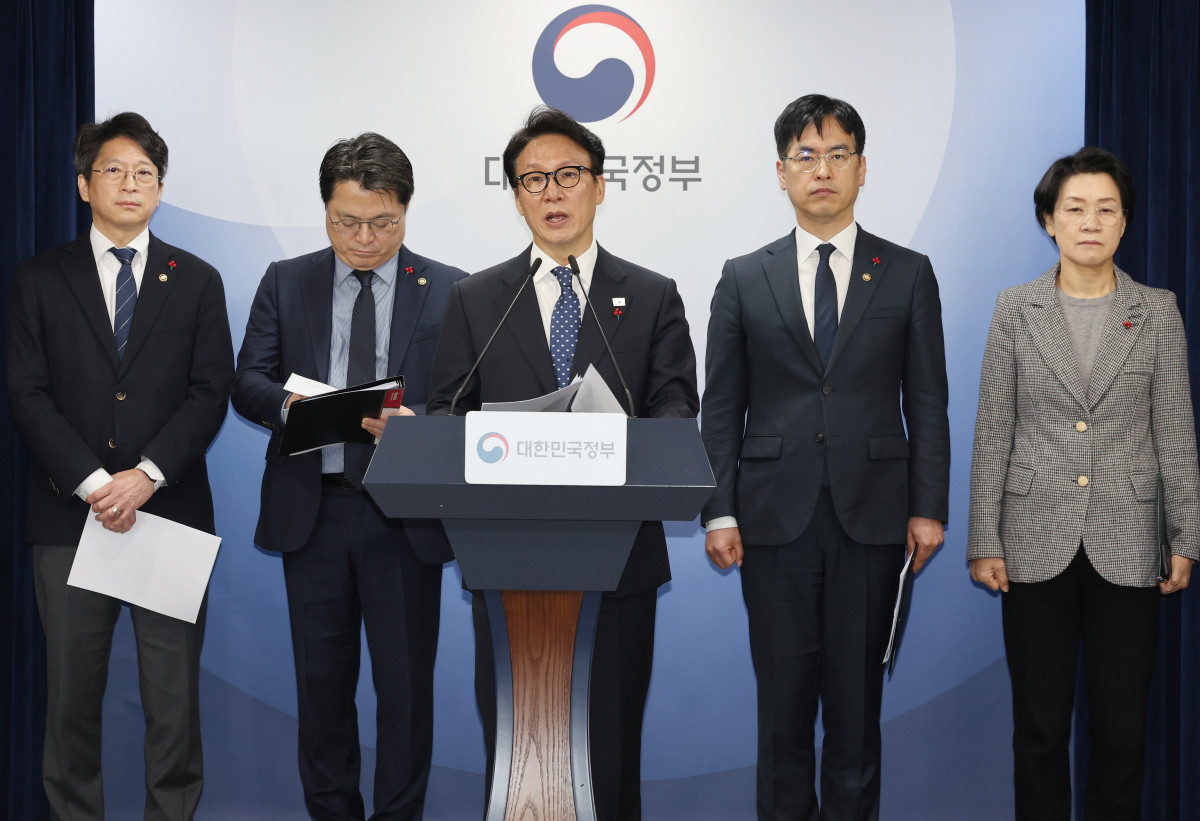 ▲<YONHAP PHOTO-2444> 통합특별시에 4년 최대 20조원 지원    (서울=연합뉴스) 서명곤 기자 = 김민석 국무총리가 16일 서울 종로구 정부서울청사에서 행정통합 인센티브와 관련해 브리핑을 하고 있다. 2026.1.16    seephoto@yna.co.kr/2026-01-16 10:05:38/<저작권자 ⓒ 1980-2026 ㈜연합뉴스. 무단 전재 재배포 금지, AI 학습 및 활용 금지>