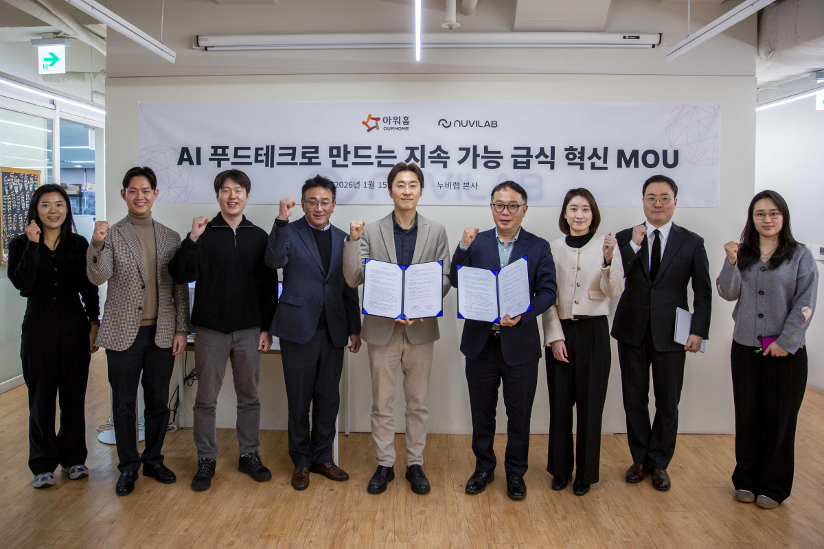 ▲15일 누비랩 본사에서 진행된 ‘지속가능한 급식 운영 모델 개발’ 업무협약식에서 양정익(왼쪽 여섯 번째) 아워홈 사업부장과 김대훈(왼쪽 다섯 번째) 누비랩 대표이사가 관계자들과 함께 기념사진을 촬영하고 있다. (사진제공=아워홈)