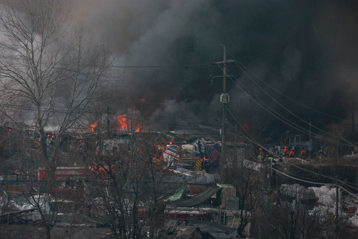 ▲ 16일 서울 강남구 개포동 구룡마을에서 소방관들이 화재를 진압하고 있다. 소방당국은 대응 1단계를 2단계로 격상하고 추가 인력을 투입 중이다. (연합뉴스 )