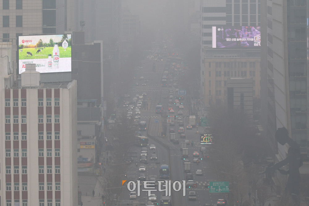 ▲16일 서울 종로구 도심이 스모그와 황사가 겹치며 뿌옇게 흐린 모습을 보이고 있다. 기상청에 따르면 예년보다 온화한 날씨로 대기가 정체되면서 오염물질이 축적돼 강원영동을 제외한 전국에 ‘나쁨’ 수준의 고농도 미세먼지가 내일까지 이어질 전망이다. 고이란 기자 photoeran@ (이투데이DB)