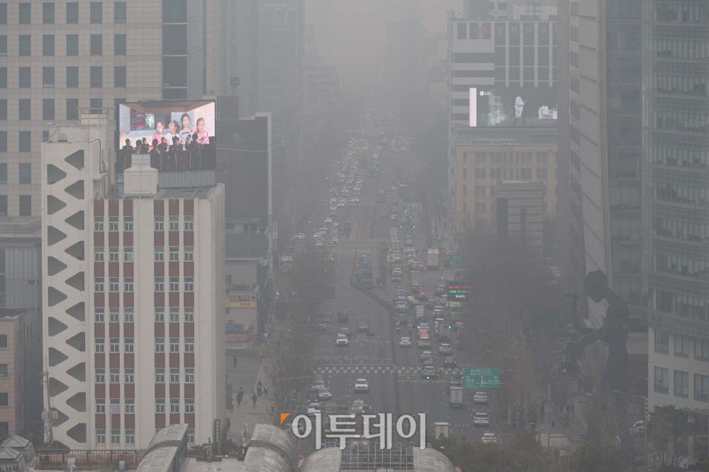 ▲16일 서울 종로구 도심이 스모그와 황사가 겹치며 뿌옇게 흐린 모습을 보이고 있다. 고이란 기자 photoeran@ (이투데이DB)