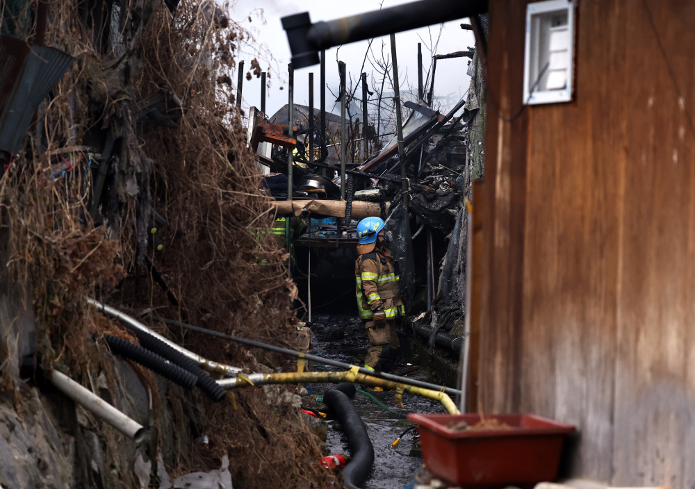 ▲16일 화재가 발생한 서울 개포동 구룡마을에서 소방대원이 현장을 확인하고 있다.  (뉴시스)