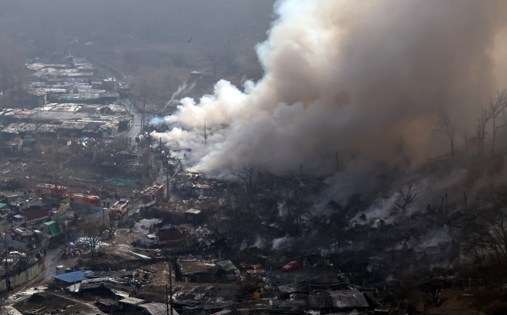 ▲16일 화재가 발생한 서울 개포동 구룡마을에서 연기가 피어 오르고 있다.  (뉴시스)