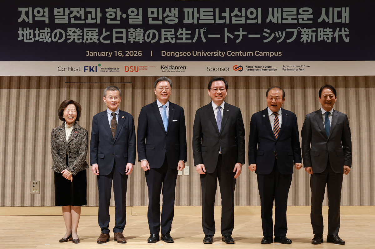 ▲김창범 한경협 부회장을 비롯한 주요 내빈들이 16일 부산 동서대학교 센텀캠퍼스 컨벤션홀에서 한국경제인협회와 일본 경제단체연합회 종합정책연구소, 동서대학교가 공동으로 개최한 '지역 발전과 한·일 민생 파트너십의 새로운 시대' 세미나에서 기념촬영을 하고 있다. 이번 세미나에서는 한·일 양국의 인구 구조 변화에 대한 진단부터 지역 발전을 위한 기업의 역할, 향후 한·일 협력 방향 등이 논의되었다. 사진 왼쪽부터 후카가와 유키코 와세다대 교수, 하라 이치로 경단련 상무, 김창범 한경협 부회장, 장제국 동서대 총장, 양재생 부산상의 회장, 성희엽 부산시 부시장 (한경협)