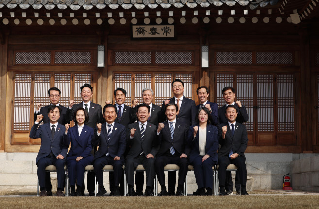 ▲이재명 대통령이 16일 청와대 상춘재에서 정당 지도부와 오찬에 앞서 기념촬영을 하고 있다.  (연합뉴스)
