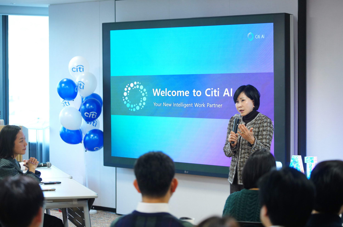 ▲유명순 한국씨티은행장이 ‘Citi AI Days’행사에서 ‘AI를 통한 조직 변화의 방향성과 기대효과’에 대해 강연하고 있다. (사진제공=한국씨티은행)