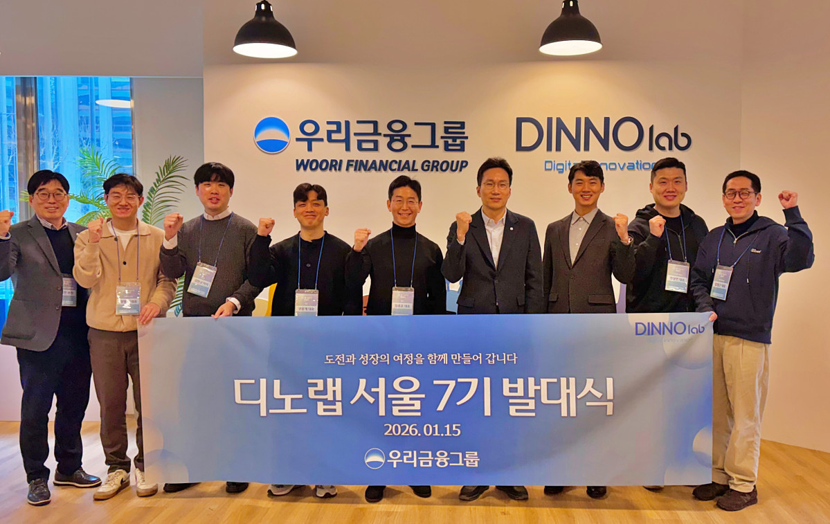▲옥일진 우리금융 디지털혁신부문장(오른쪽 네 번째)이 15일 서울 강남구 디노랩 강남센터에서 열린 ‘디노랩 서울 7기’ 발대식에서 선발된 스타트업 대표들과 기념촬영을 하고 있다. (사진제공=우리금융)