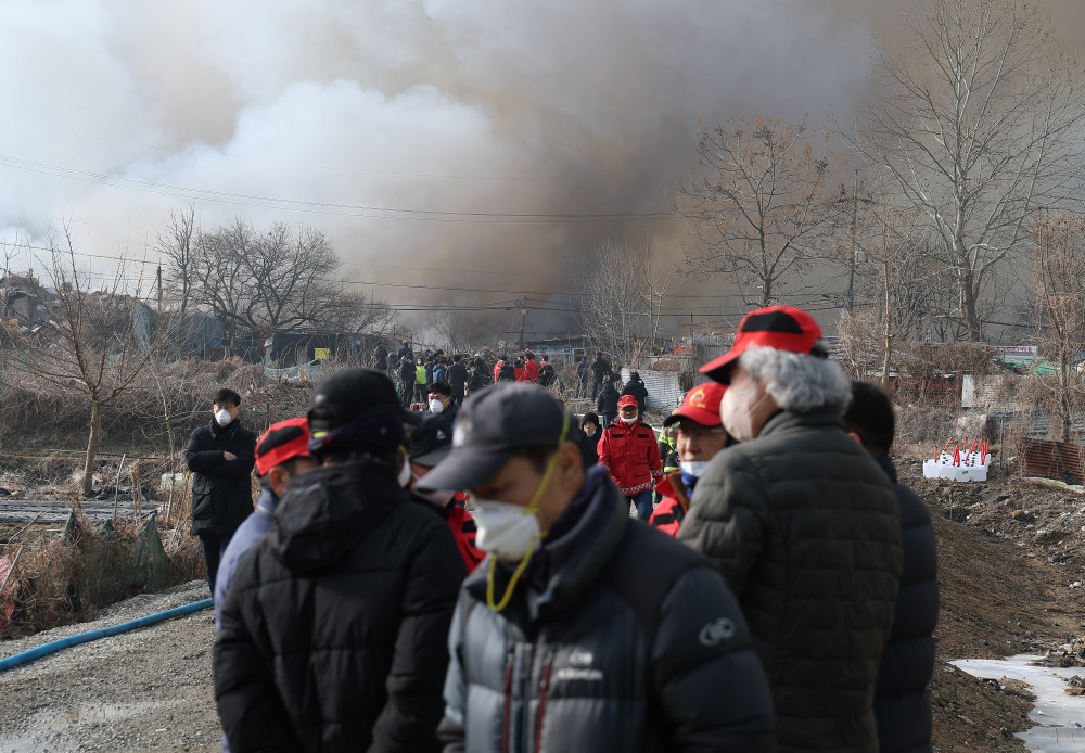 ▲16일 서울 강남구 개포동 구룡마을에서 한 주민이 화재 현장을 살피고 있다.  (연합뉴스)
