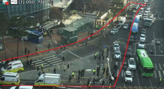 ▲서대문역사거리 버스 인도 돌진 사고…13명 부상·2명 중상, 통일로 경찰청앞→서대문역 통제…새문안로 진입 차단 (출처=서울특별시 교통정보센터 홈페이지)