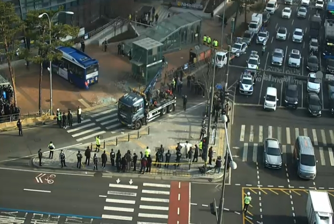 ▲서대문역사거리 버스 인도 돌진 사고…13명 부상·2명 중상, 통일로 경찰청앞→서대문역 통제…새문안로 진입 차단 (출처=서울특별시 교통정보센터 홈페이지)